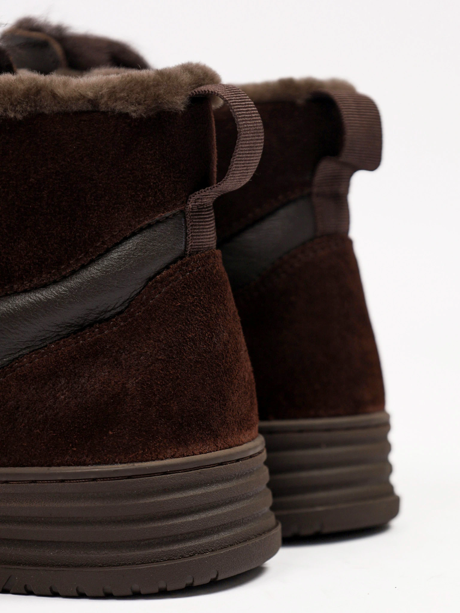 Ботинки комбинированные коричневого цвета на низкой платформе